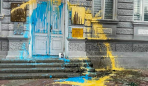 Кримського художника внесли до списку “терористів” за синьо-жовту фарбу на адміністрації Євпаторії