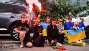 У Києві сотні людей у Протасовому Яру зустріли тіло загиблого на фронті активіста Романа Ратушного