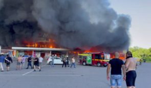 Росіяни обстріляли торгівельний центр у Кременчуку: кількість загиблих та постраждалих невідома