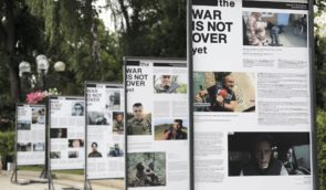 “Війна ще не закінчилася”: у Києві відкрили фотовиставку про журналістів та журналісток на фронті