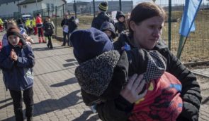 Українці за кордоном можуть звернутись по юридичну допомогу на гарячу лінію