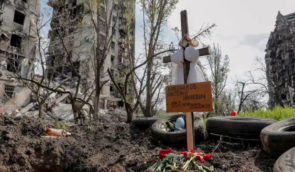 В Мариуполе растут импровизированные кладбища, потому что захоронения по правилам россиян стоят слишком дорого