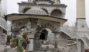 В Мариуполе у разрушенной мечети расположены стихийные могилы