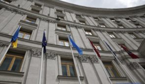 У Києві перед будівлею МЗС України урочисто підняли кримськотатарський прапор