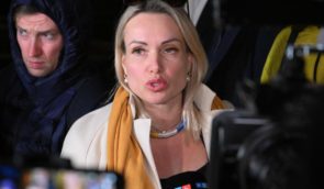 Російська журналістка Марина Овсяннікова заявила, що Перший канал не займається “відвертими фейками”