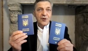 Російський журналіст Олександр Невзоров продемонстрував у ефірі українські паспорти
