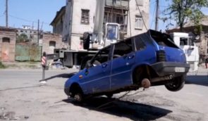 Росіяни в Маріуполі почали забирати з вулиць кинуті власниками автівки й планують їх “націоналізувати”