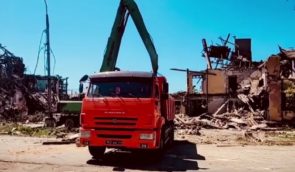 В Мариуполе россияне снесли первые разрушенные дома, не извлекая из-под завалов тела