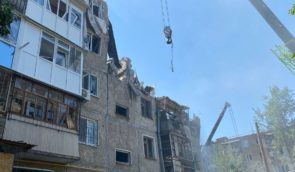 Внаслідок ранкового обстрілу росіянами п’ятиповерхівки у Миколаєві загинули четверо