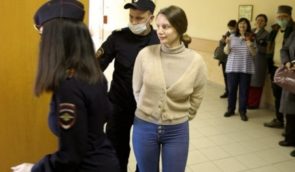 Російський суд дозволив екстрадувати білоруську активістку Яну Пінчук. Дівчині загрожує до 19 років ув’язнення