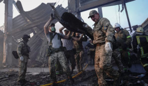 “Почув звук та почав відкопувати руками”: рятувальник розповів про ліквідацію наслідків російської атаки на ТЦ у Кременчуці