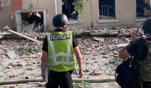 После российского обстрела в Чугуеве под завалами могут оставаться три человека
