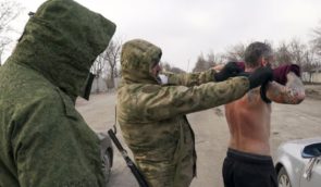 Російські військові закривають Маріуполь на фільтрацію