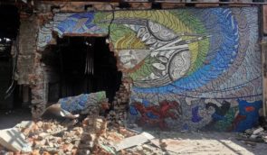 У Маріуполі внаслідок обстрілів серйозно пошкоджені мозаїки художниці-“шістдесятниці” Алли Горської