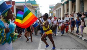 На Кубі проведуть референдум щодо легалізації одностатевих шлюбів та усиновлення дітей одностатевими парами