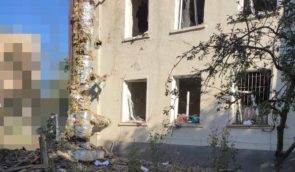 Внаслідок ранкового обстрілу росіянами Миколаєва в багатоповерхівках вибило вікна та двері