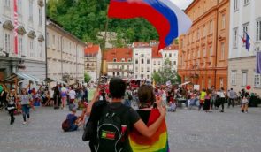 У Словенії закон, який дозволяє укладати шлюб тільки різностатевим парам, визнали неконституційним