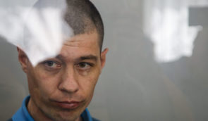 Прокуратура просит дать более десяти лет российскому танкисту, подозреваемому в расстреле многоэтажки в Чернигове