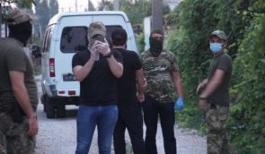 Россияне в Крыму ворвались с обысками к 4-м крымско-татарским семьям: двух человек забрали