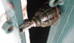Россияне привязали к двери квартиры в Мариуполе гранату