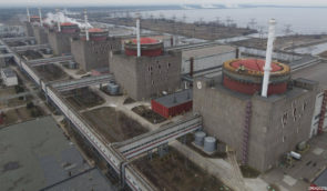 В районе Запорожской АЭС прогремело более 10 взрывов – повреждены здания
