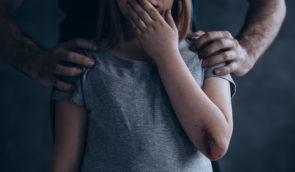 Батька двох дівчаток із Закарпаття затримали за зґвалтування доньок