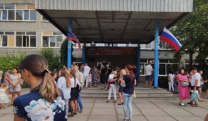 У Маріуполі окупанти відкрили єдину вцілілу школу, біля якої патрулювали російські військові