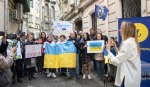 Маріупольці по всій Україні виступили проти “референдуму”