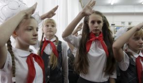 Дітей у Маріуполі вербують до “піонерії” Путіна
