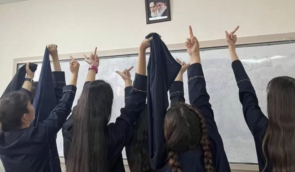 Іранські школярки долучилися до протестів: дівчата зривають хіджаби й показують середні пальці верховному вождю