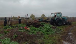 На деокупованій Харківщині знайшли братську могилу, яку росіяни зрівняли танками