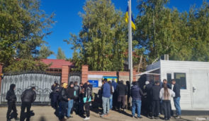 В українському посольстві в Астані кримчани намагаються оформити закордонні паспорти