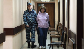 Россиянке грозит пять лет тюрьмы, потому что оставила на могиле родителей Путина просьбу забрать сына к себе
