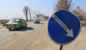 Росіяни блокують виїзд з окупованих територій на Запоріжжі, де у черзі стоять тисячі людей