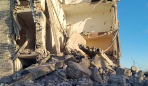 Россияне обстреляли в Часовом Яру общежитие: под завалами ищут человека