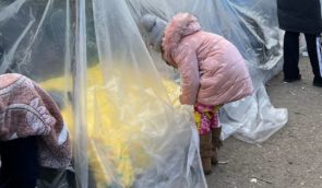 На кордоні Росії з Естонією та Латвією днями чекають у черзі на виїзд тисячі українських біженців