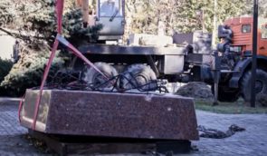 Росіяни в Маріуполі планують пустити на будівельні матеріали знесений пам’ятник жертвам Голодомору