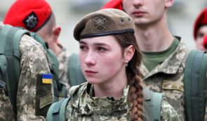 Українці вимагають забезпечити жінок у ЗСУ необхідними засобами гігієни та створити орган з гендерних питань