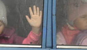 Amnesty International зафиксировала два случая, когда российские военные разлучили детей с родителями после “фильтрации”