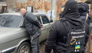 Власника автомайстерні на Київщині підозрюють в утриманні чоловіка у рабстві