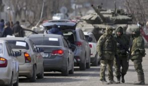 Российские военные не дали семье из Мариуполя доехать до эвакуационного автобуса и похитили отца-моряка