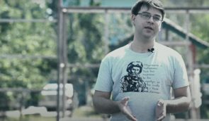 В Україні зняли документальний фільм про журналіста і волонтера Макса Грабовського “Одного разу в Маріуполі”