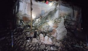В Харьковской области российский снаряд уничтожил жилой дом, есть погибшая и раненые