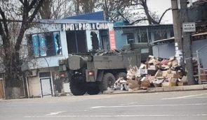 Российские военные обустраивают склад боеприпасов возле школы в центре Мариуполя