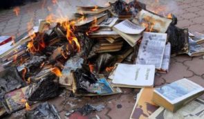 “Голокосту не було, це вигадка”: окупанти тиснуть на вчителів та масово нищать книжки в тимчасово окупованому Бердянську