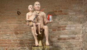 У Чехії скульптуру голого Путіна на золотому унітазі виставили на аукціон