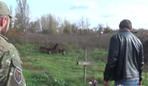 В селе в Донецкой области тело застреленного россиянами после допроса мужчины хоронила его мать во дворе