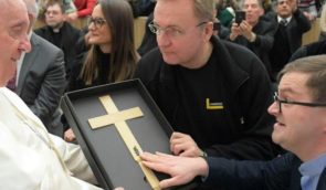 Папі Франциску подарували хрест з осколком російської ракети, який дістали з тіла 13-річної українки
