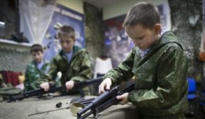 Уроки про так звану “СВО” та стрільба з автомата Калашникова: у Росії затвердили нову шкільну програму