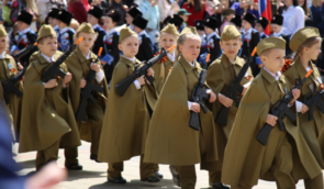Дітей у Росії змушують за шаблоном писати листи на фронт, які потім знаходять на звільнених від росіян територіях